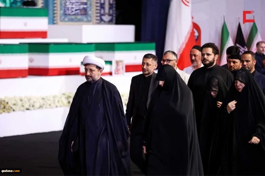 مراسم وداع الشهيد الإمام الخامنئي في مصلى طهران 4