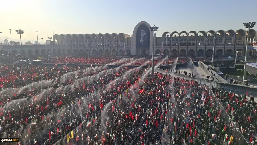 صفوف متراکم مردم عزادار ایران در اقامه نماز بر پیکر مطهر امام مجاهد شهید حضرت آیت‌الله العظمی سیّدعلی خامنه‌ای و شهدای خانواده ایشان 4