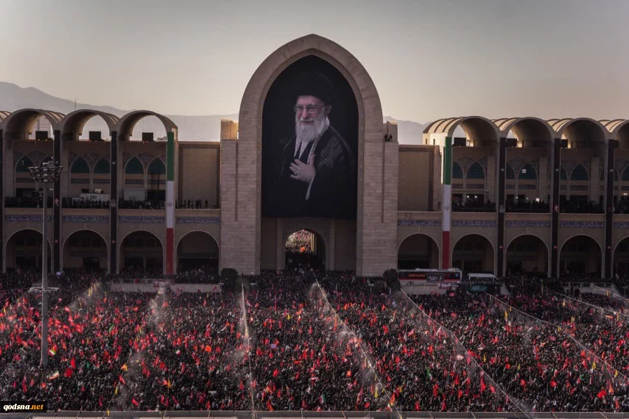 صفوف متراکم مردم عزادار ایران در اقامه نماز بر پیکر مطهر امام مجاهد شهید حضرت آیت‌الله العظمی سیّدعلی خامنه‌ای و شهدای خانواده ایشان 7