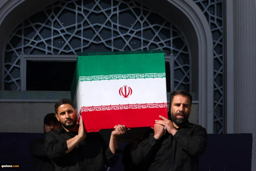 تصاویری از حضور فرزندان رهبر شهید، سران قوا و جمعی از مسئولان ارشد کشوری و لشکری در مراسم وداع با آقای شهید ایران 7