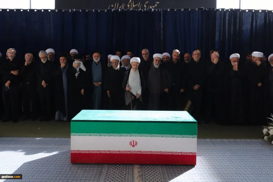 تصاویری از حضور فرزندان رهبر شهید، سران قوا و جمعی از مسئولان ارشد کشوری و لشکری در مراسم وداع با آقای شهید ایران 8