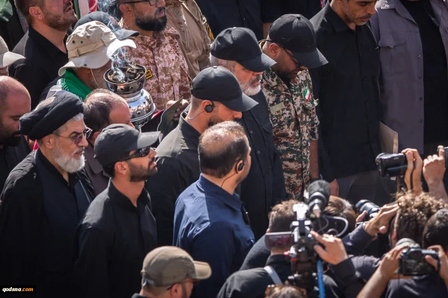 تصاویری از حضور فرزندان رهبر شهید، سران قوا و جمعی از مسئولان ارشد کشوری و لشکری در مراسم وداع با آقای شهید ایران 9