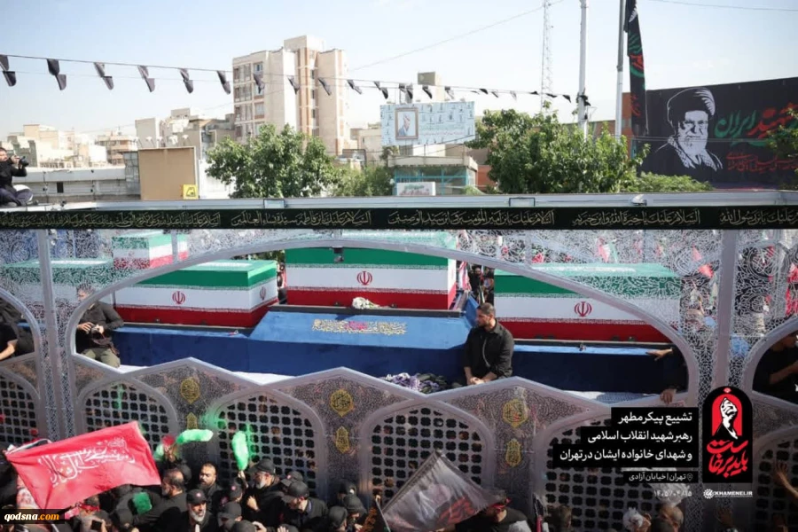 تشییع پیکر مطهر قائد شهید امت به همراه خانواده شهیدشان در میان خیل عظیم جمعیت عزاداران 11