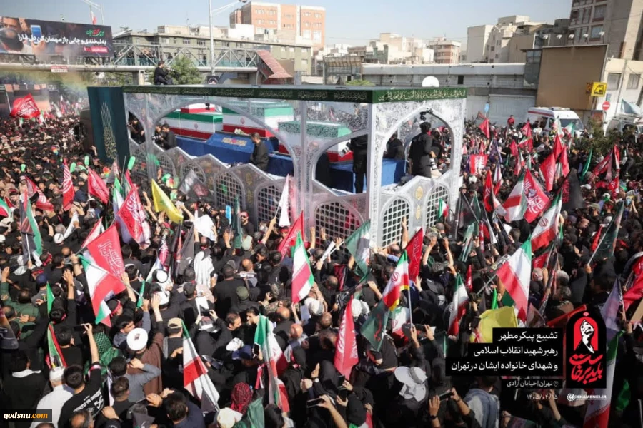 تشییع پیکر مطهر قائد شهید امت به همراه خانواده شهیدشان در میان خیل عظیم جمعیت عزاداران 12