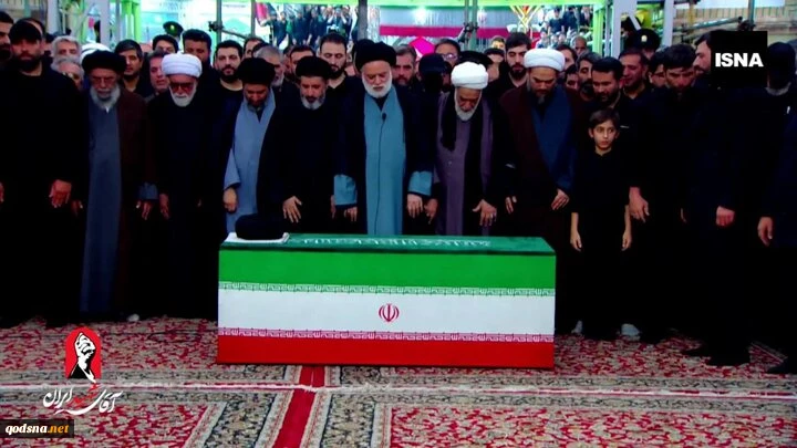 بإمامة نجله الأكبر.. ملايين المشيعين يؤدون الصلاة على جثمان الإمام الشهيد في رحاب الإمام الرضا (ع) 2