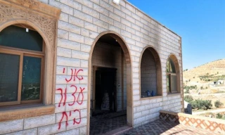 مستوطنون يحرقون مسجدين ومنزلا في الضفة الغربية