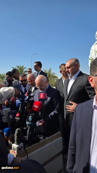 ادای احترام قالیباف در محل شهادت حاج قاسم و ابومهدی در فرودگاه بغداد
