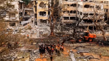 «وَلَیَنصُرَنَّ اللَّهُ مَن یَنصُرُهُ  إِنَّ اللَّهَ لَقَوِیٌّ عَزِیزٌ»
(و قطعاً خدا به کسانی که او را یاری می‌دهند، یاری می‌رساند؛ مسلماً خدا نیرومند و شکست‌ناپذیر است.)