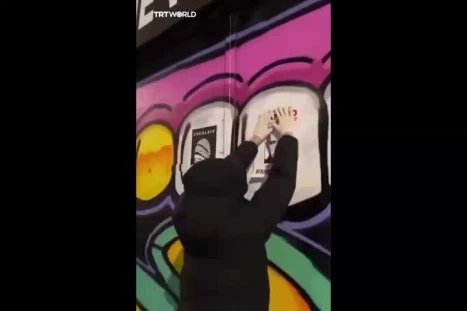 پوسترهای «تحت تعقیب» نتانیاهو در خیابان‌ها و اتوبوس‌های لندن